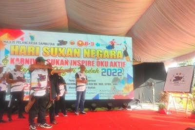 Mohd Firdaus melakukan gimik pelancaran Hari Sukan Negara 2022 Peringkat Negeri Kedah di Dataran Tasik Darulaman pada Sabtu.