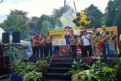 Mohamad Fakhrudin (empat, kiri) ketika merasmikan program Karnival Hari Polis bersama Komuniti dan Pelancaran Pencegahan Jenayah IPD Petaling Jaya dan Carsome.