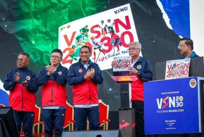 Perdana Menteri, Datuk Seri Ismail Sabri Yaakob (dua, kanan) melancarkan Visi Sukan Negara 2030 sempena sambutan Hari Sukan Negara 2022 di Dataran Putrajaya hari ini.