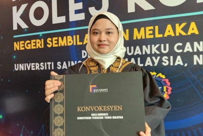 OKU penglihatan, Nur NilamSari berjaya memperoleh sijil.