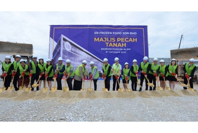 Rahilah (10 dari kiri) bersama Chin Hooi semasa melakukan gimik pecah tanah di Majlis Pecah Tanah EB Frozen Food Sdn Bhd di Eco Business Park V, Puncak Alam pada Sabtu. - Foto SINAR HARIAN / MOHD HALIM ABDUL WAHID