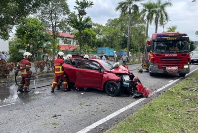 Kereta yang dinaiki kesemua mangsa dipercayai terbabas sendiri sebelum melanggar pokok dalam kemalangan di Persiaran Raja Muda, Seksyen 3, Shah Alam pada Sabtu.