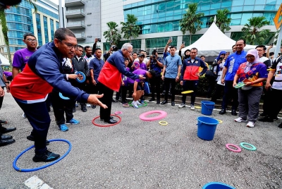 Ismail Sabri bersama Ahmad Faizal mencuba permainan tradisional sempena Program Hari Sukan Negara 2022 di pekarangan Kementerian Belia dan Sukan (KBS) di Putrajaya pada Sabtu. -Foto: Bernama