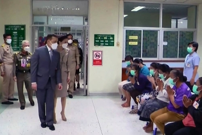 Raja Maha Vajiralongkorn (tiga kiri) diiringi Permaisuri Suthida ketika tiba di sebuah hospital di wilayah Nong Bua Lam Phu. - Foto: AFP