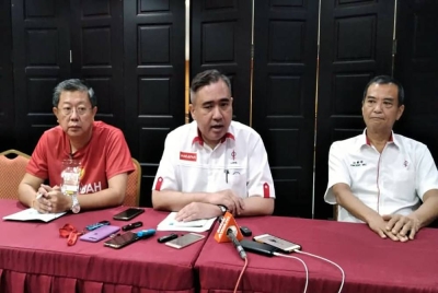 Anthony (tengah) pada sidang media selepas merasmikan Konvensyen Tahunan DAP Kedah pada Sabtu.