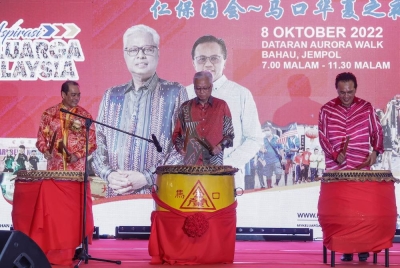 Ismail Sabri (tengah) ketika menyempurnakan gimik pelancaran Majlis Jamuan Makan Malam Keluarga Malaysia sempena Jelajah Aspirasi Keluarga Malaysia (AKM) di Dataran Aurora Walk pada Sabtu. -Foto: Bernama