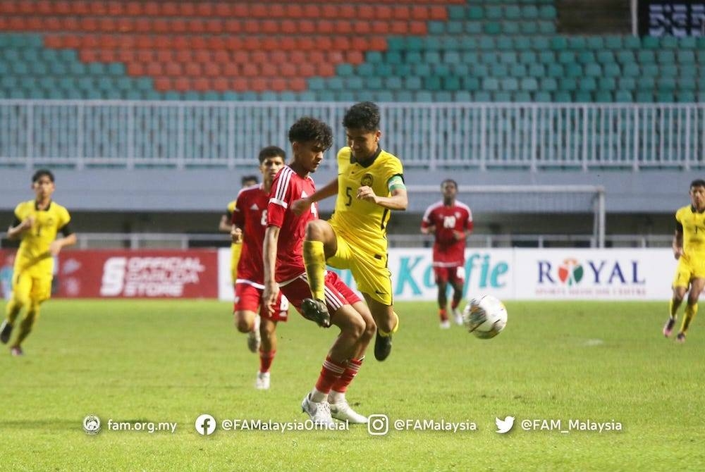 Aksi antara Malaysia dan UAE di Stadium Pakansari, Bogor pada Jumaat. - Foto FB FAM