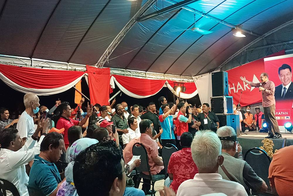 Anwar menyampaikan ceramah sempena Himpunan Harapan Perak Bangkit di tapak Pasar Malam Tanjung Piandang pada Sabtu.