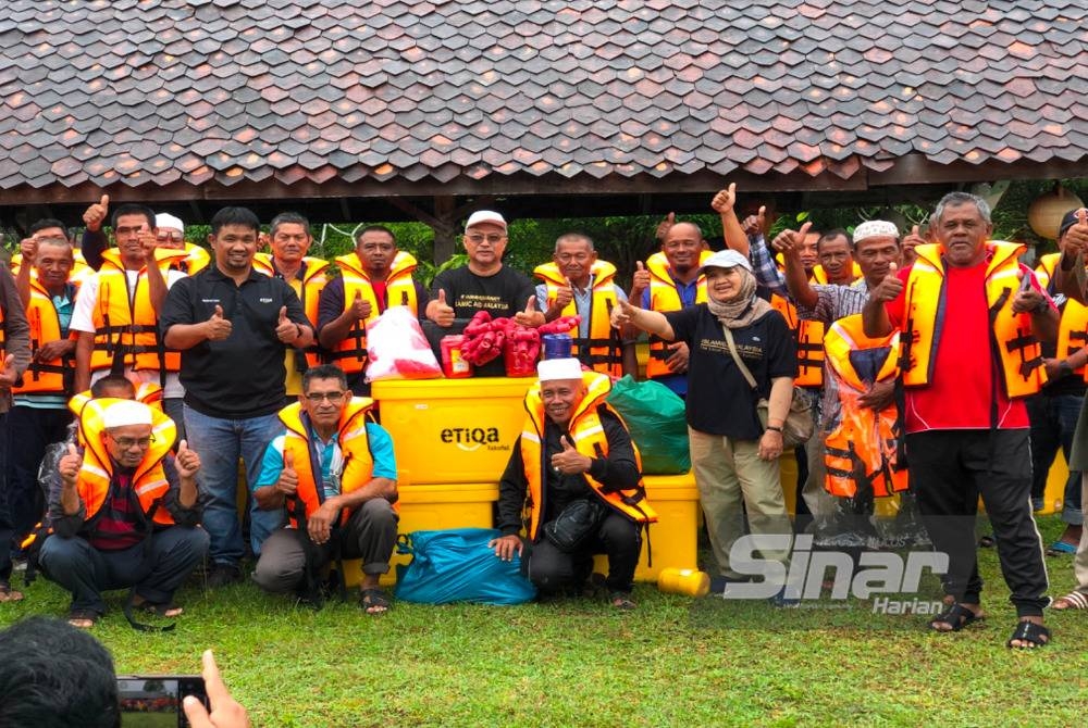 Zawahir (tengah) bergambar bersama nelayan-nelayan di Bachok pada Ahad. - Foto Sinar Harian