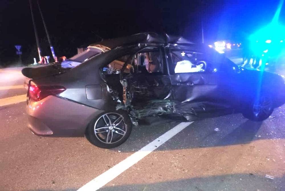 Keadaan kereta yang terlibat kemalangan dengan sebuah treler di Kilometer 12 Jalan Bentong-Raub pada malam Sabtu.