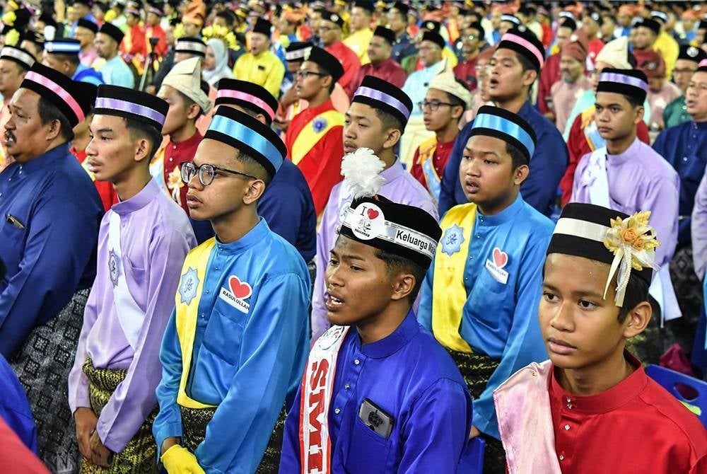 Para hadirin ketika menyertai Majlis Perasmian Sambutan Maulidur Rasul 1444H/2022 di Stadium Tertutup Kompleks Sukan Negeri Gong Badak hari ini. - Foto Bernama.
