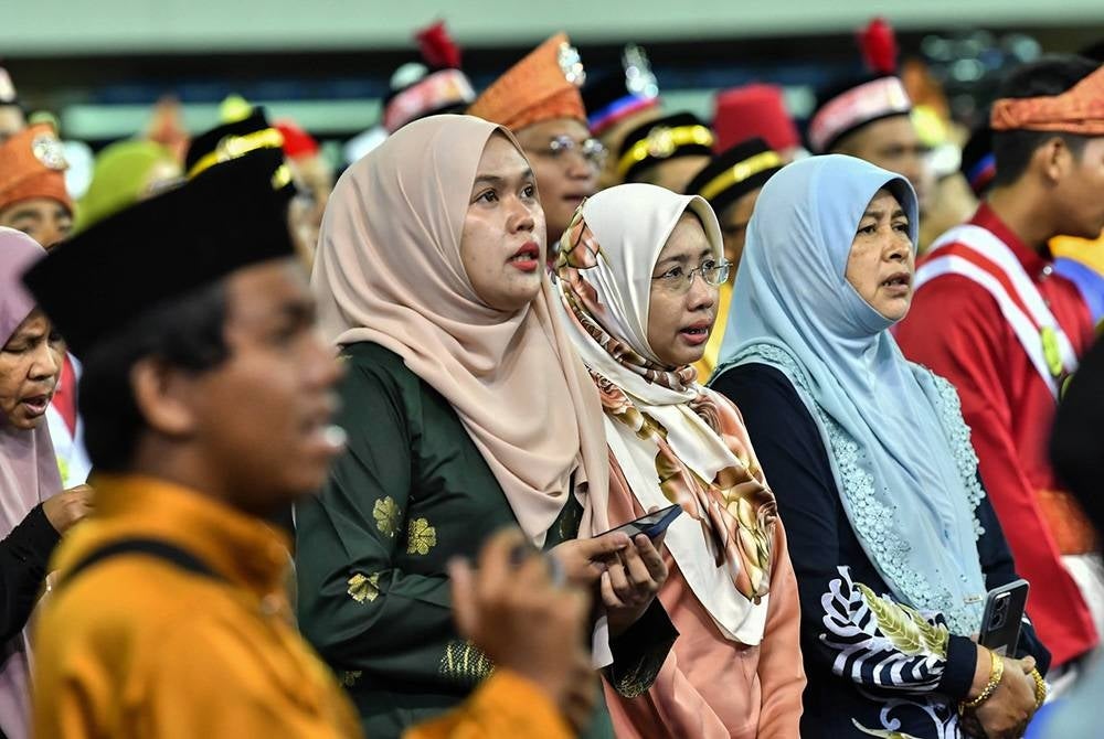 Para hadirin ketika menyertai Majlis Perasmian Sambutan Maulidur Rasul 1444H/2022 di Stadium Tertutup Kompleks Sukan Negeri Gong Badak hari ini. - Foto Bernama.
