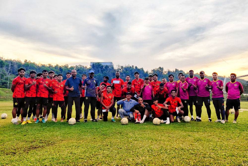 Mohamad Taufek (baris hadapan, duduk kiri) bersama pasukan NSFC selepas menyerahkan insentif baru-baru ini.