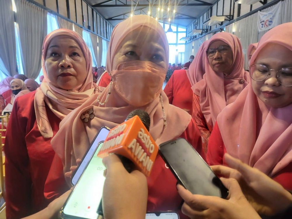 Azizah ketika ditemui pemberita selepas merasmikan Persidangan Perwakilan Srikandi dan Armada Sepanggar, di Kolombong, Kota Kinabalu.
