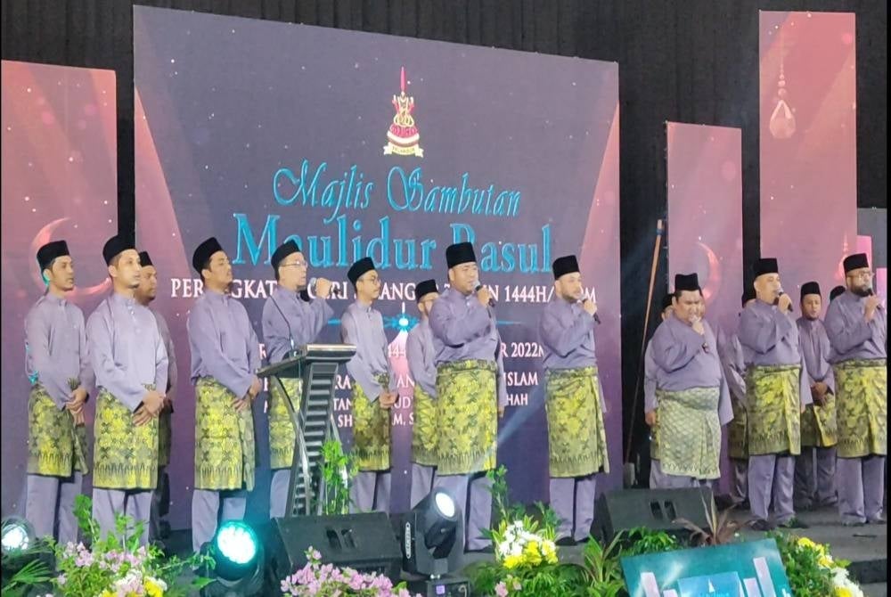 Kumpulan koir JAIS dan Masjid Sultan Salahuddin Abdul Aziz Shah mengalunkan selawat dan qasidah semasa keberangkatan tiba Sultan Sharafuddin bersama tetamu kehormat ke Majlis Sambutan Maulidur Rasul Peringkat Negeri Selangor bagi tahun 1444 Hijrah bersamaan 2022 Masihi di di sini pada Ahad.