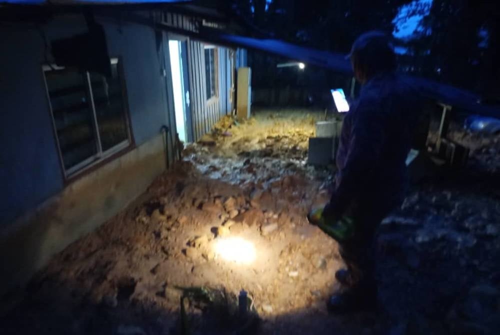 Tanah runtuh berhampiran SK Langkawit, Papar menyebabkan sebuah rumah terkena hakisan tanah runtuh.