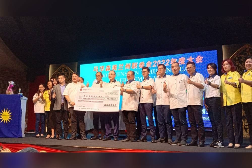 Ka Siong (tujuh dari kiri) pada Mesyuarat Agung Tahunan MCA Negeri Sembilan pada Ahad.