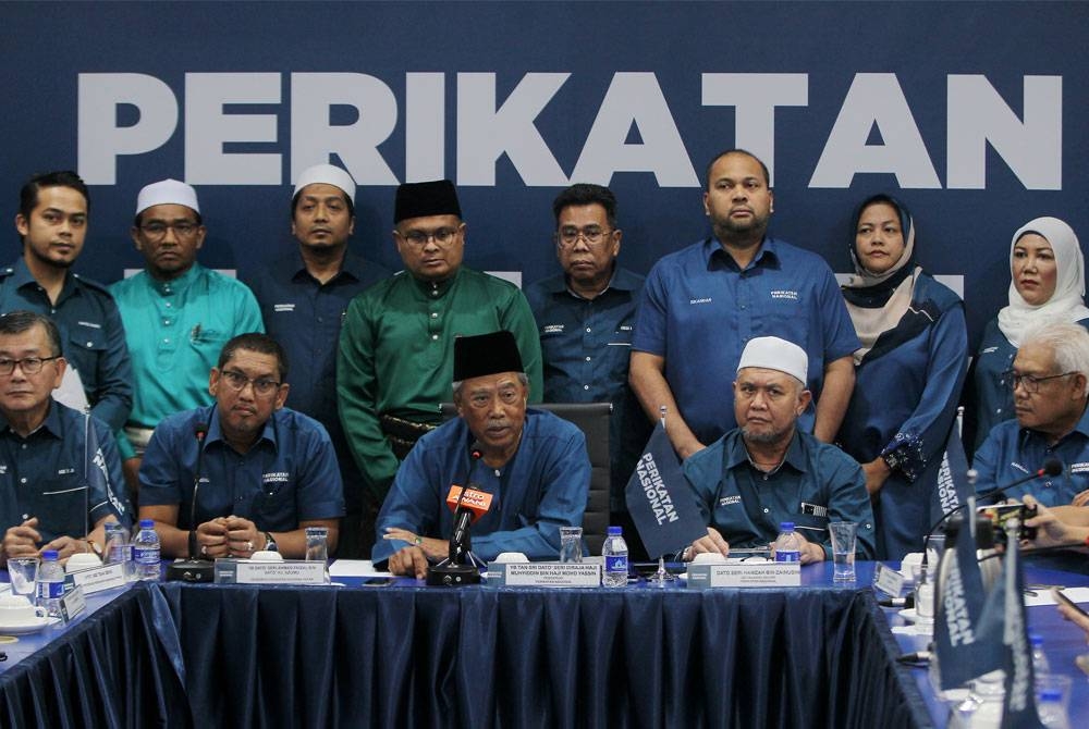 Muhyiddin (duduk tengah) pada sidang media selepas mempengerusikan Mesyuarat PN Negeri Perak di Pejabat PN Perak, Pusat Perniagaan Simee. -Foto Bernama