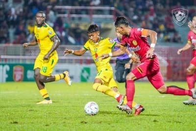 Antara aksi Negeri Sembilan menentang KDA dalam perlawanan Liga Super di Paroi. - Foto Kedah Darul Aman FC