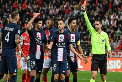 Ramos (kiri) dilayangkan kad merah pada aksi Ligue 1 PSG menentang Reims pada Ahad. - Foto Agensi