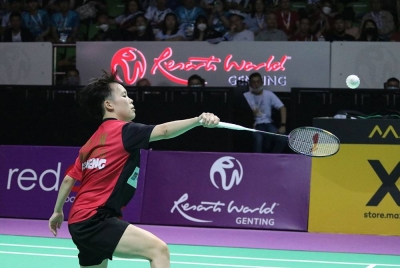 Goh Jin Wei menyalakan api perjuangan Ampang Jaya menerusi kemenangan 3-2 (11-6 5-11 3-11 11-7 11-9) ke atas seorang lagi pemain perseorangan wanita profesional, Soniia Cheah dalam masa 33 minit.