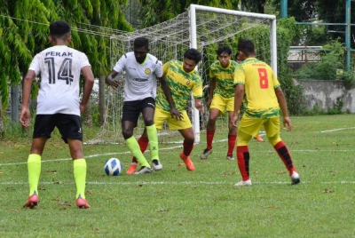 Antara aksi Perak menentang Kedah saingan Kumpulan D Piala Emas Raja-Raja 2022 di Padang Kelab Rekreasi Cina, Ipoh.