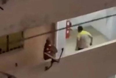 Video tular memaparkan beberapa individu dipercayai warga asing terlibat pergaduhan di Flat PKNS, Kampung Baru pada Selasa.