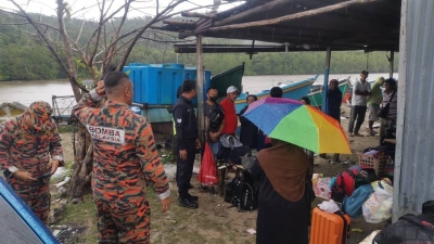 Pasukan bomba melakukan operasi membabitkan mangsa bot karam di perairan Kampung Rampaian Laut, Kota Belud.