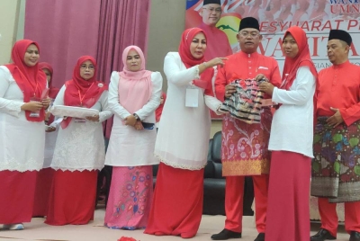 Noh (tiga dari kanan) menyampaikan penghargaan kepada cawangan wanita UMNO pada Majlis Perasmian Mesyuarat Perwakilan Wanita UMNO Bahagian Tanjong Karang di IPP Sungai Kajang.