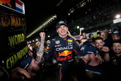 Verstappen meraikan kejayaan muncul juara dunia F1 bersama kru pasukan Red Bull pada GP Jepun di Suzuka pada Ahad. - Foto EPA