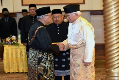 Tun Abdul Taib Mahmud menyampaikan Darjah Utama Yang Amat Mulia Bintang Kenyalang Sarawak yang membawa gelaran Datuk Patinggi kepada Ismail Sabri. - Foto Bernama