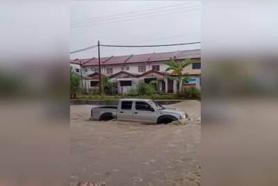Antara jalan di sekitar Kota Kinabalu dinaiki air selepas hujan berterusan sejak lima jam lalu.