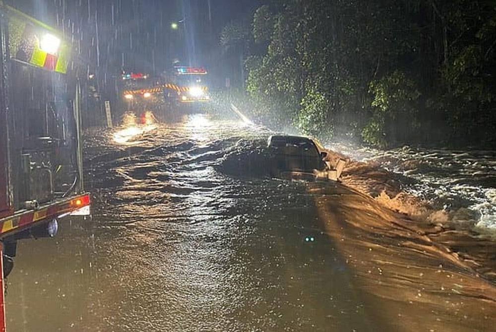 Sebuah kereta nyaris dihanyutkan arus deras di sebuah jambatan di Otford baru-baru ini. - Foto NSW RFS IIIawarra Districh