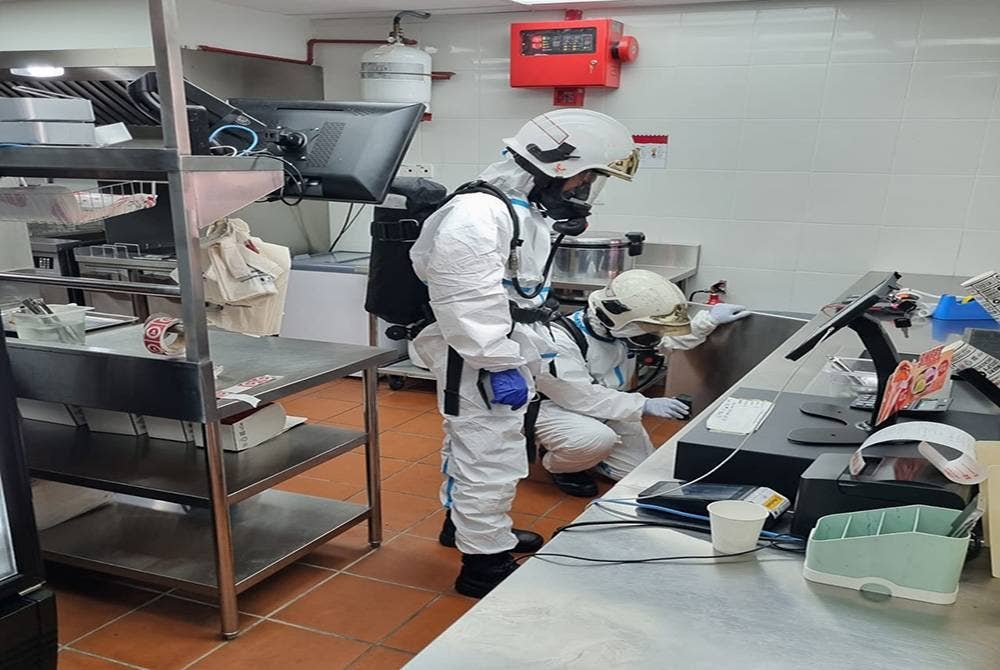 Pasukan hazmat membuat pemeriksaan di bahagian dapur premis terbabit. Foto JBPM Selangor.