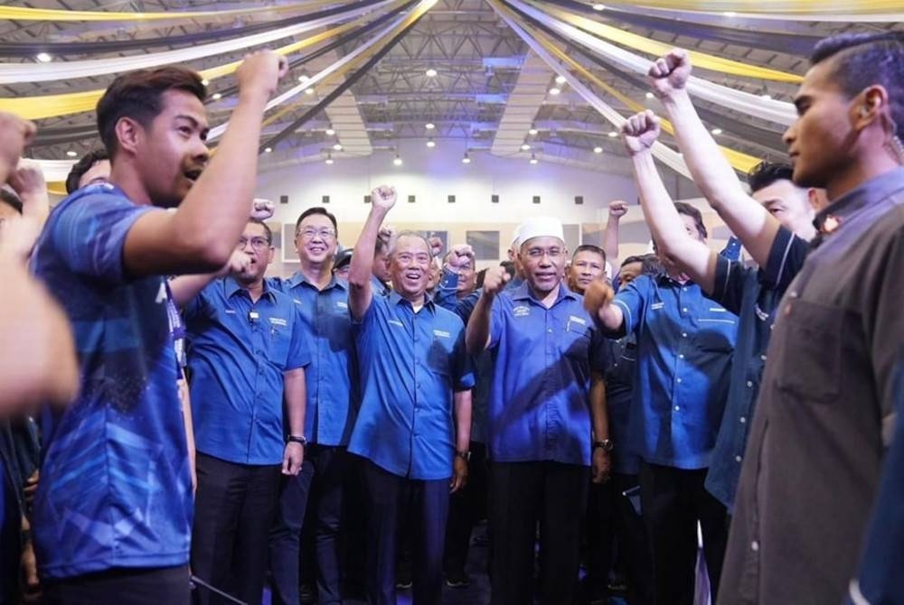 Muhyiddin berkongsi foto beliau menyempurnakan majlis pelancaran PN Perak yang berlangsung malam Ahad. - Foto FB Muhyiddin Yassin