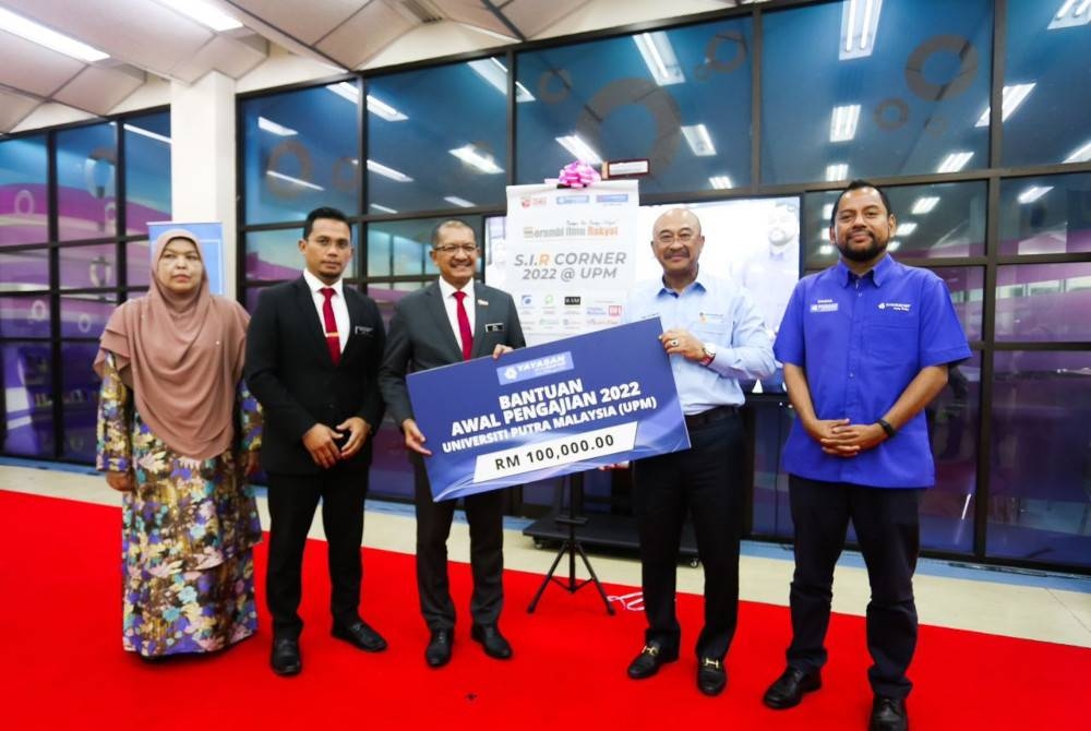 Abdul Rahman (dua dari kanan), Mohd Roslan (tiga dari kiri) dan Syaiful Rizal (kanan) pada Majlis Penyerahan Bantuan Awal Pengajian YBR dan Perasmian SIR Corner kepada pelajar UPM.