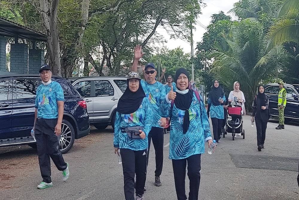 Antara peserta yang menyertai program Santai Walk 11.