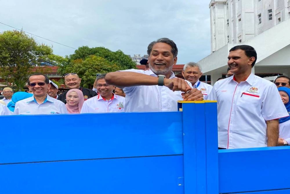 Khairy (dua dari kanan) pada majlis penyerahan projek tebatan banjir di HRPZII, Kota Bharu pada Isnin.