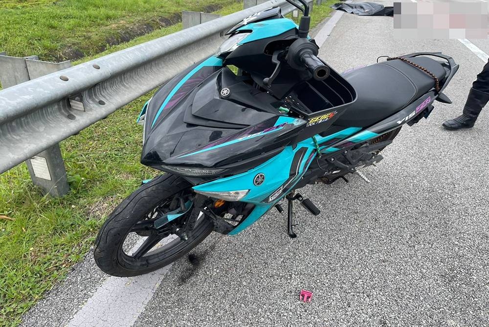 Keadaan motosikal mangsa selepas kejadian. - Foto ihsan PDRM