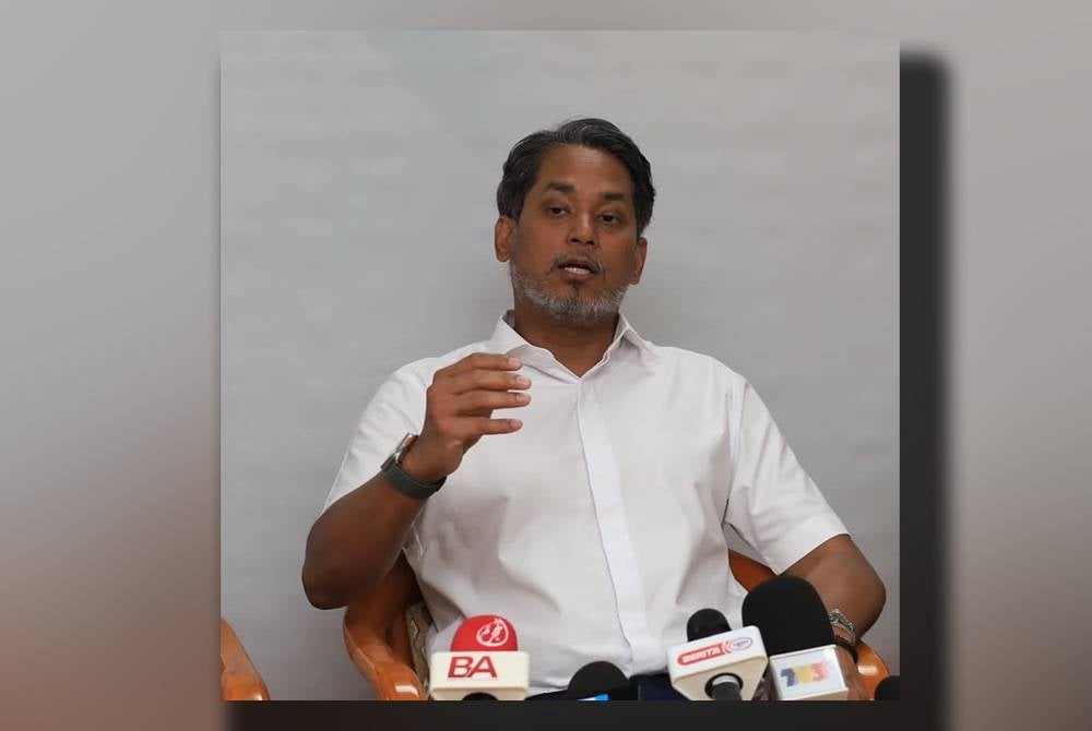 Khairy Jamaluddin di Majlis Penyerahan Projek Tebatan Banjir HRPZII di sini pada Isnin.