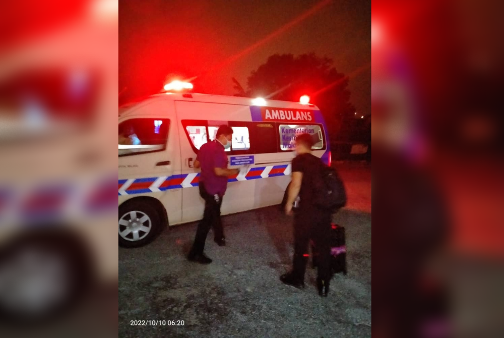 Mangsa dibawa ke Hospital Melaka menaiki ambulans. - Foto Maritim Malaysia