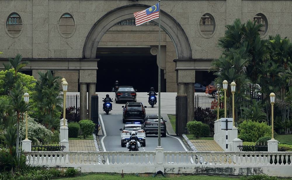 Kenderaan rasmi Perdana Menteri Datuk Seri Ismail Sabri Yaakob memasuki pekarangan Bangunan Perdana Putra. -Foto Bernama