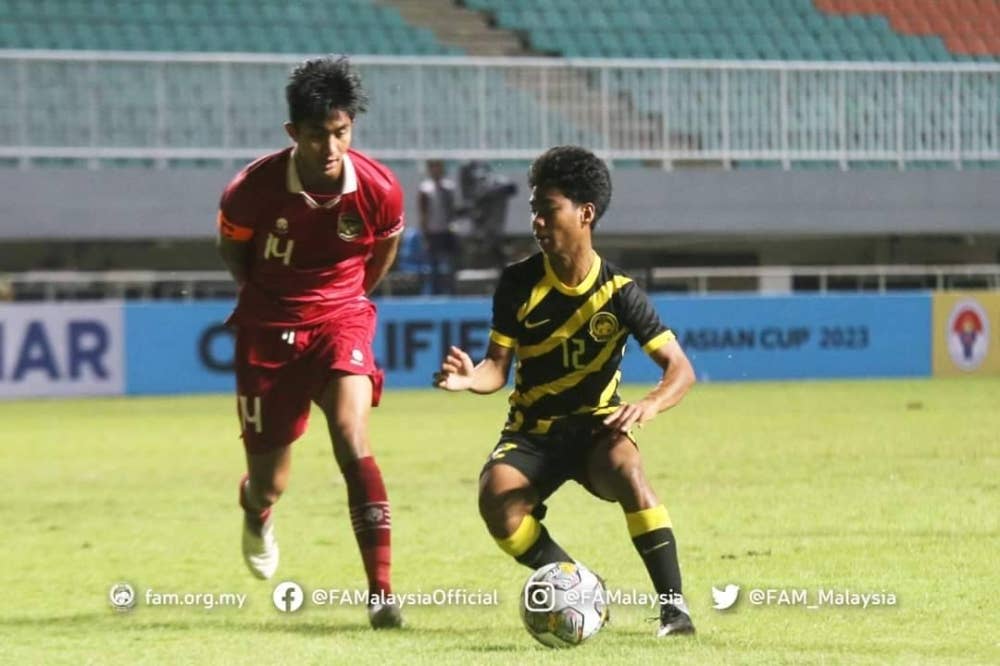 Anjasmirza (kanan) ketika beraksi menentang Indonesiia pada perlawanan akhir kumpulan B pusingaan kelayakan Piala Asia B-17 pada Ahad.
FOTO- FAM