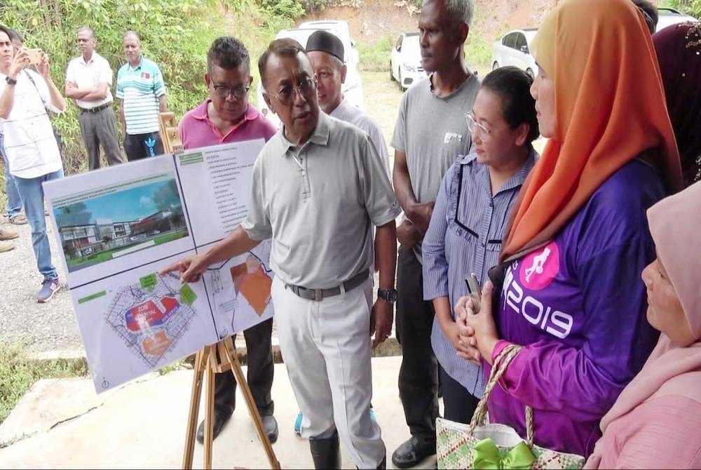 Ismail menunjukkan lokasi pembinaan Hospital Maran yang akan dimulakan pembinaannya pada tahun hadapan ketika melakukan tinjauan di tapak Hospital Maran di Kampung Batu 55, Jalan Kuala Sentul-Maran pada Isnin.