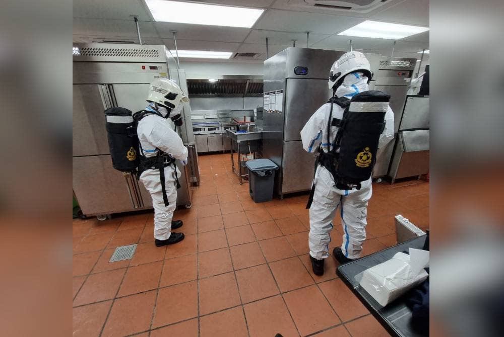 Pasukan Hazmat sedang memeriksa lokasi kejadian di Pandan Jaya pada Isnin.