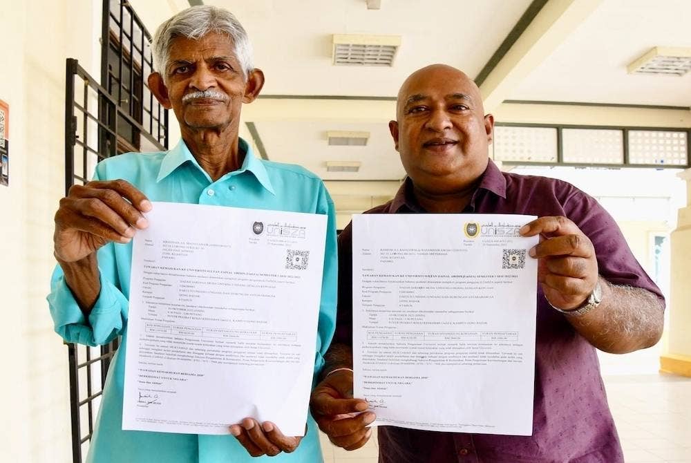 Krishnan (kiri) dan Ramesh ketika mendaftar di UniSZA pada Isnin.