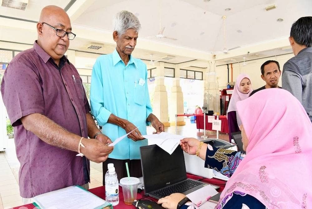 Ramesh (kiri) dan Krishnan sama-sama mendaftar ketika di UniSZA bagi kemasukan semester satu sesi 2022/2023 pada Isnin.