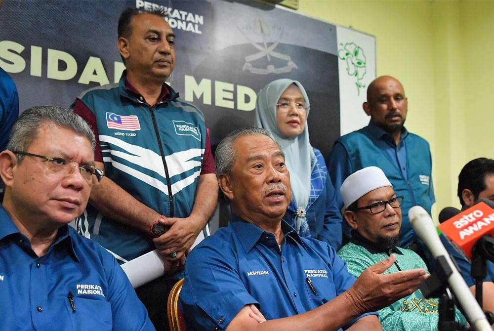 Muhyiddin ketika sidang akhbar selepas mesyuarat bersama barisan kepimpinan PN Negeri Pahang pada Isnin. Turut kelihatan, Pengerusi PN Negeri Pahang, Datuk Seri Saifuddin Abdullah (duduk, kiri). - Foto Bernama