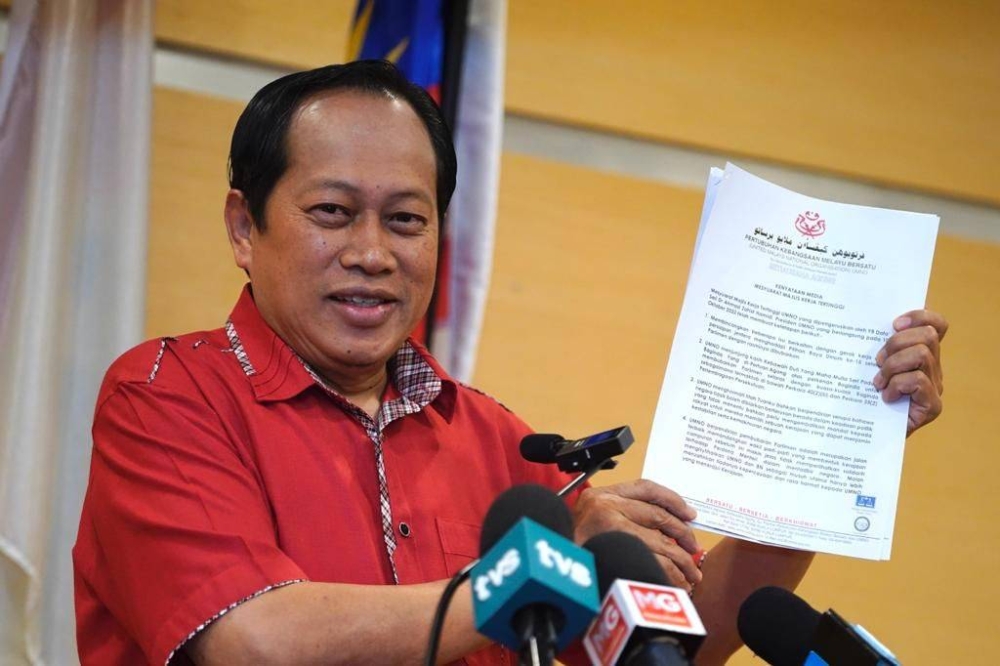 Setiausaha Agung UMNO, Datuk Seri Ahmad Maslan membacakan kenyataan rasmi dalam sidang akhbar selepas Mesyuarat MKT UMNO berlangsung di Menara Dato' Onn, Pusat Dagangan Dunia (WTC) di sini, pada Isnin.