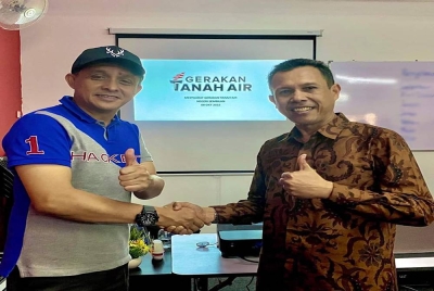 Ahmad Idham (kiri) dilantik sebagai Ketua Penerangan GTA Negeri Sembilan.